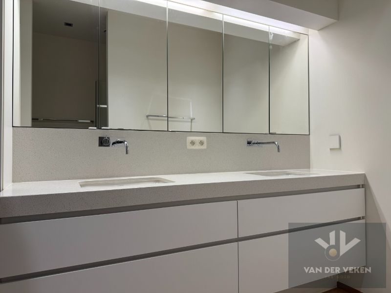HOOGWAARDIG AFGEWERKT GELIJKVLOERS VILLA-APPARTEMENT foto 12