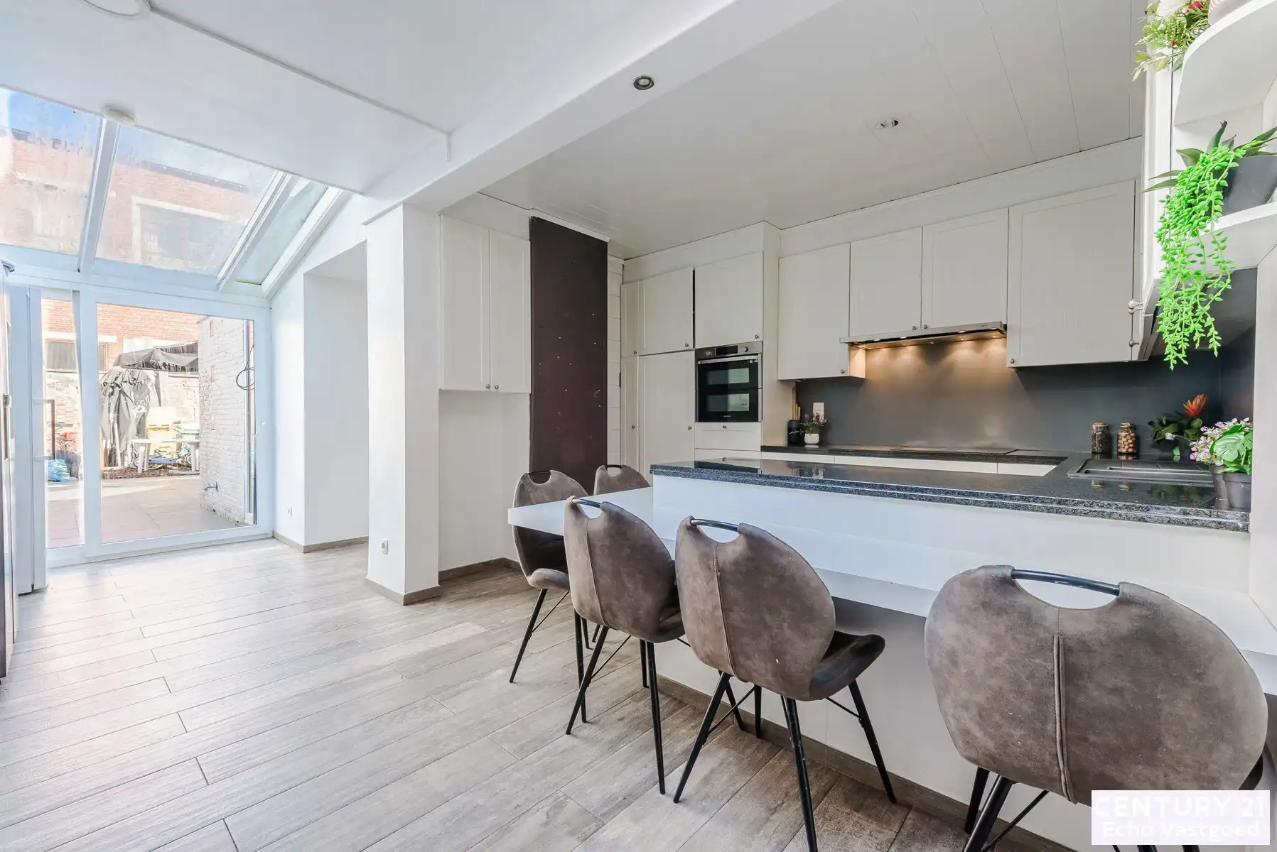 Ruime, gerenoveerde woning met 4 slpk en stadstuin foto 13