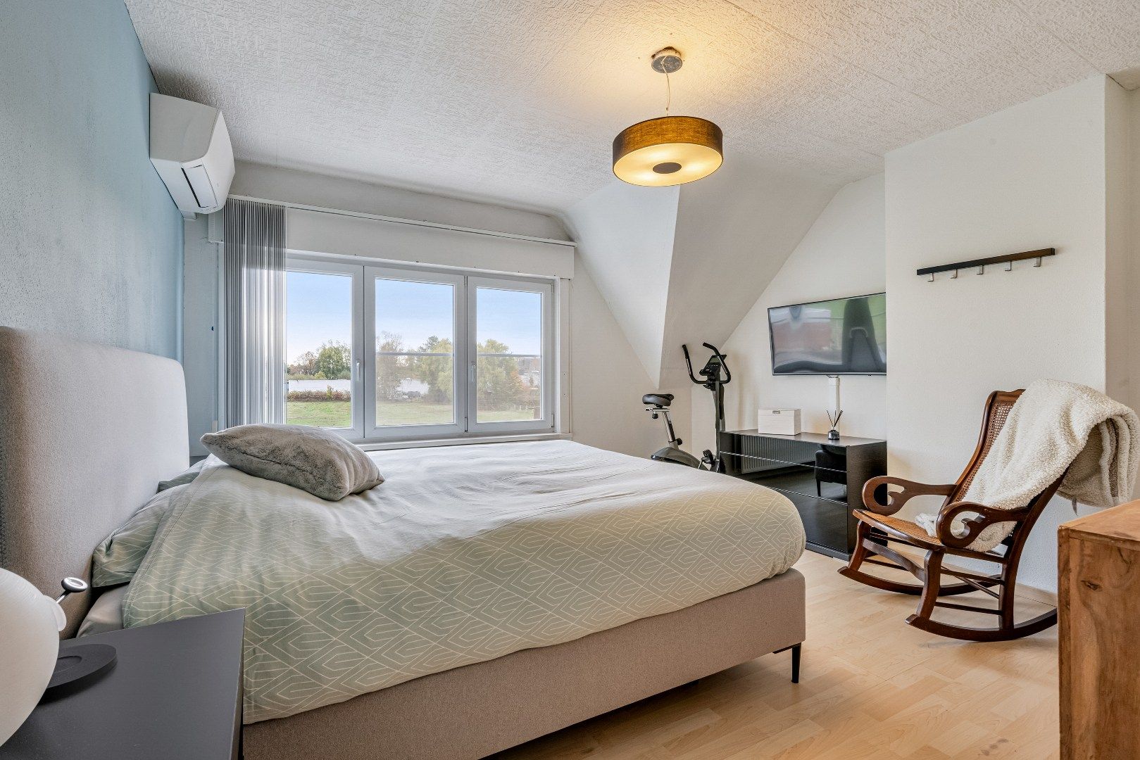 Gezellig gerenoveerde woning op unieke locatie foto 15