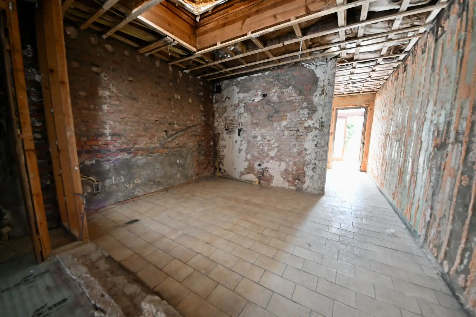 Rijwoning met 2 slaapkamers en tuin met achteruitweg. foto 5