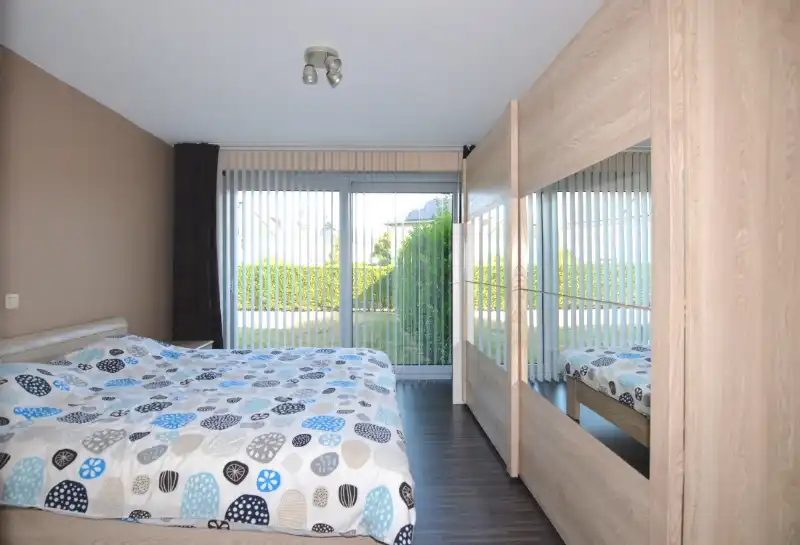 Gemeubeld gelijkvloers appartement met tuin – Heffen foto 8