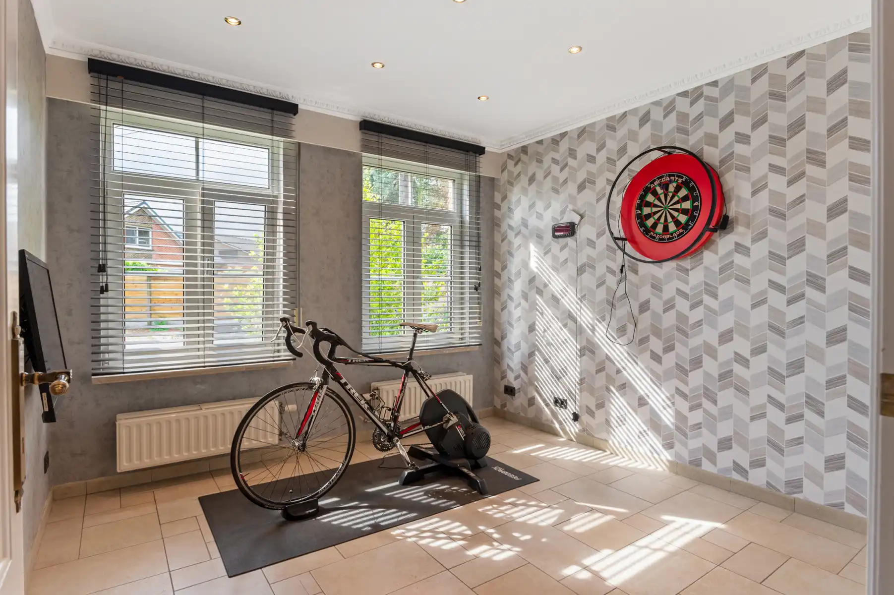 Ruime woning met 4 slpks, 2 bdks, garage en tuin foto 13