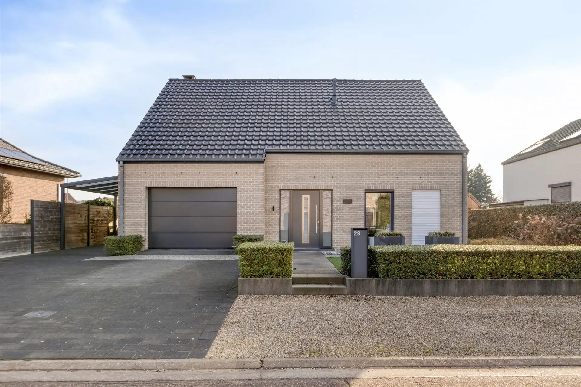 Gerenoveerde en energiezuinige woning met hoogwaardige afwerking in een rustige woonwijk te Wiemesmeer foto 2