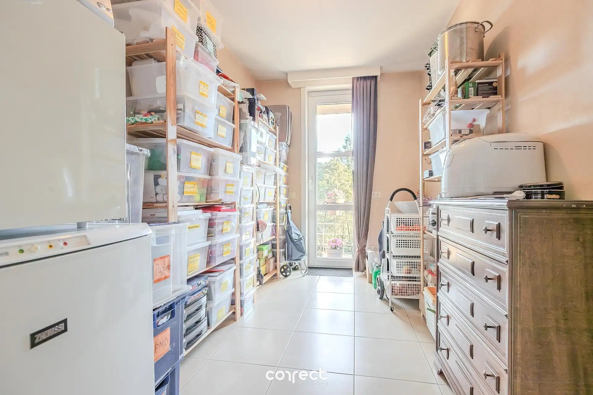 Centraal gelegen appartement met zicht op de markt van Torhout. foto 8