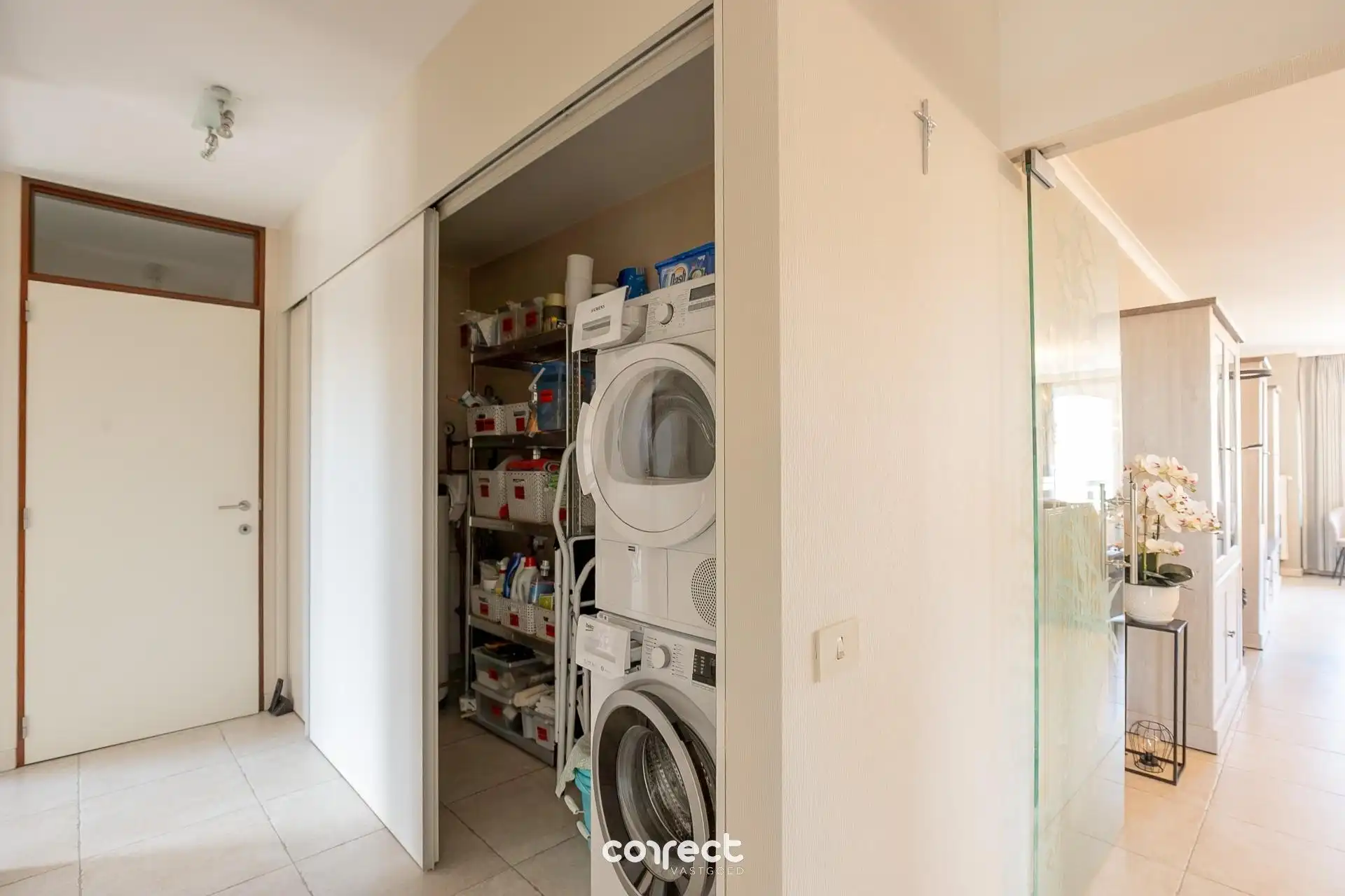 Centraal gelegen appartement met zicht op de markt van Torhout. foto 8