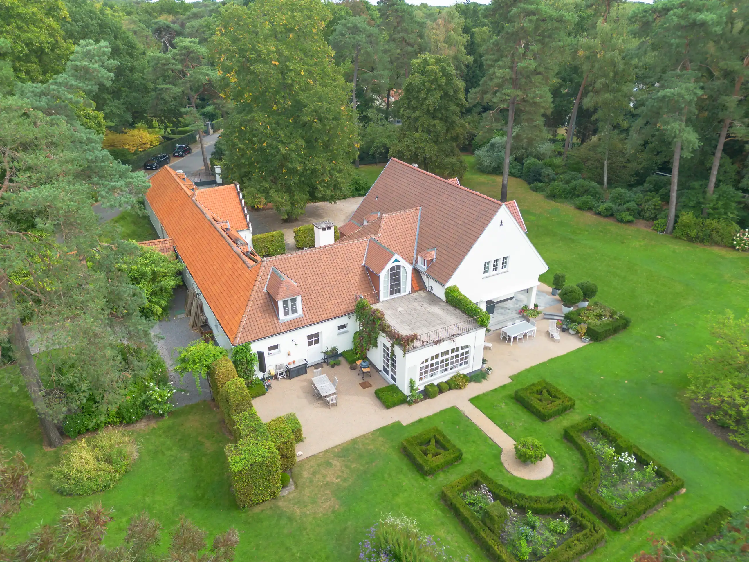 Stijlvolle villa met parkdomein van ± 8.000 m² in Keerbergen foto {{pictureIndex}}