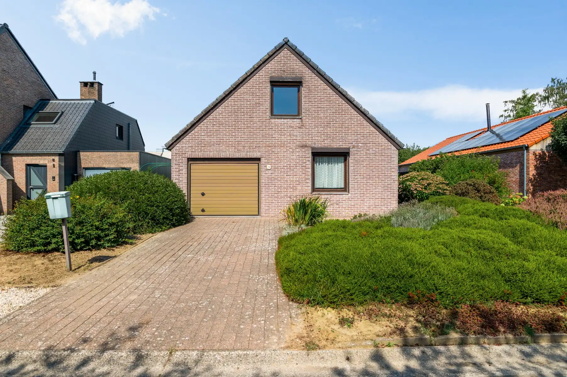 Charmante houten woning met 3 slaapkamers, ruime veranda, garage en tuin in Ranst foto 2