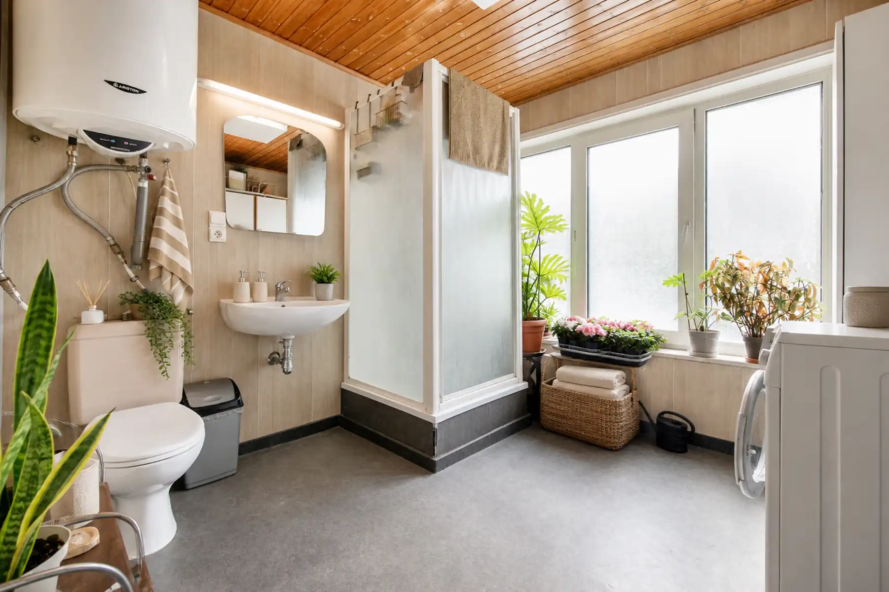 Ruime woning met 3 slaapkamers en magazijn foto 8