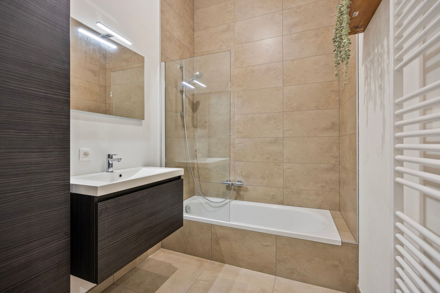 Modern 2-slpk gelijkvloers appartement met terras foto 11