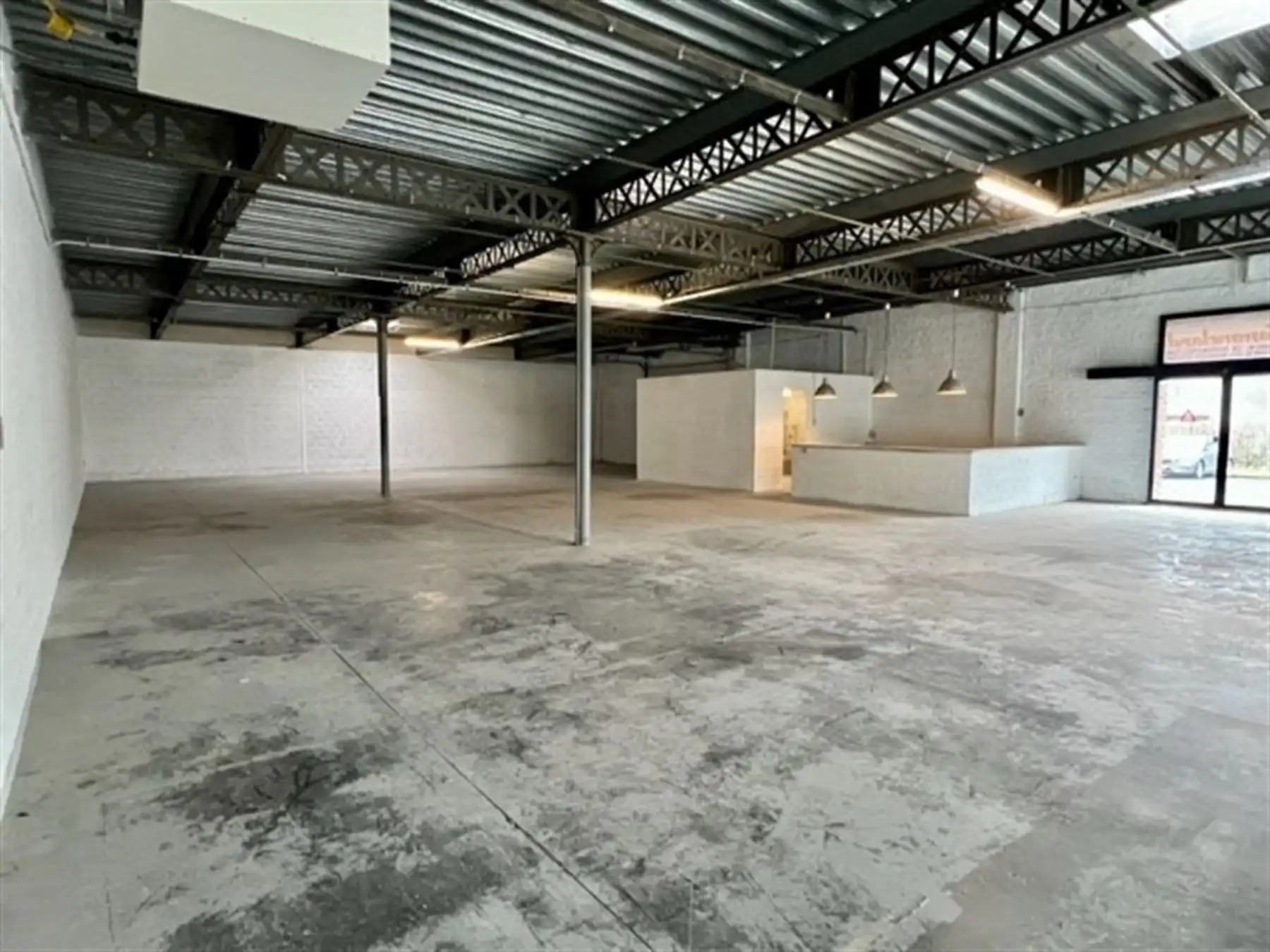 
Ruim en veelzijdig commercieel pand met parking foto 2