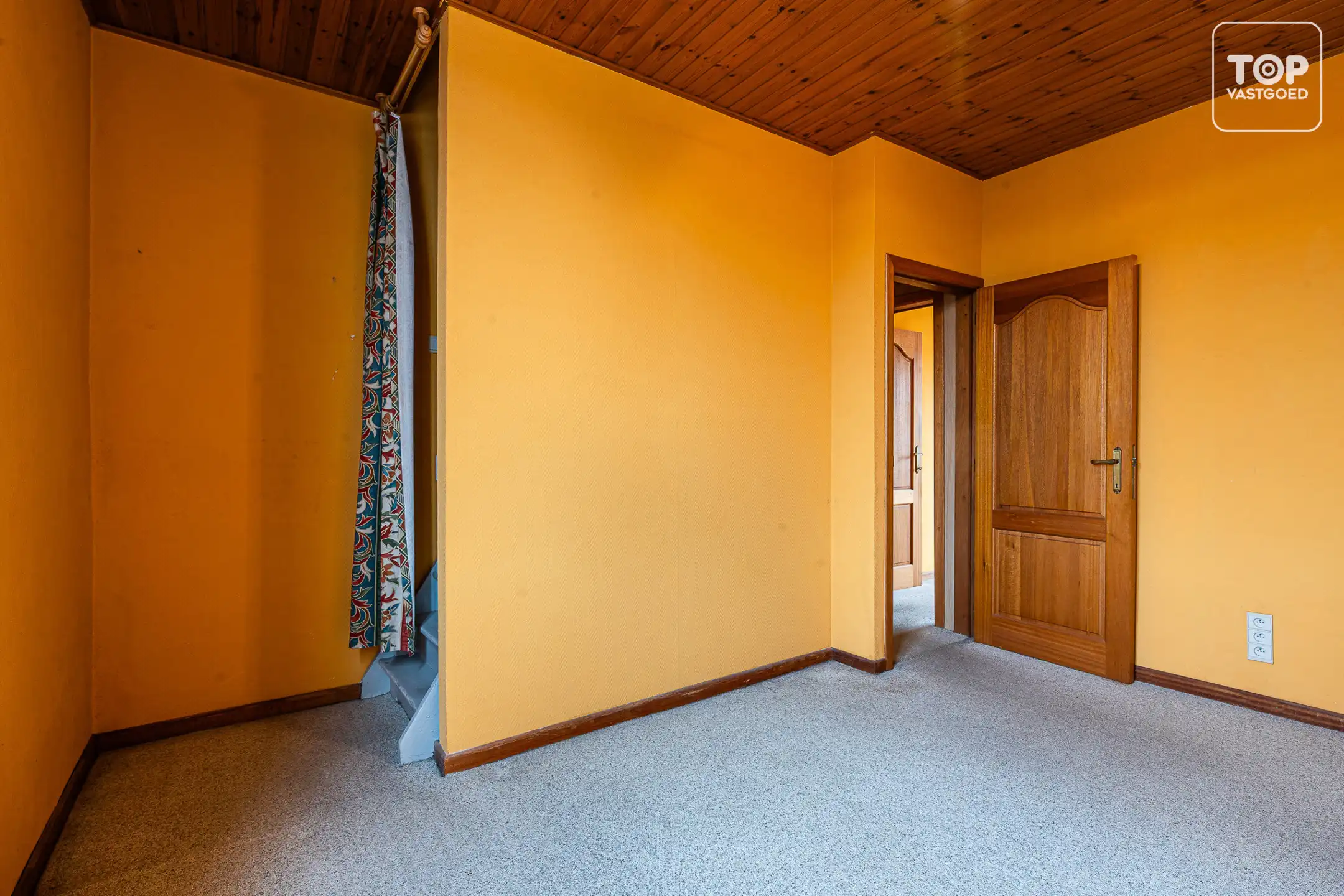Woning met 2 slaapkamers, zolder en buitenkoer op een steenworp van het historisch centrum.  foto 15