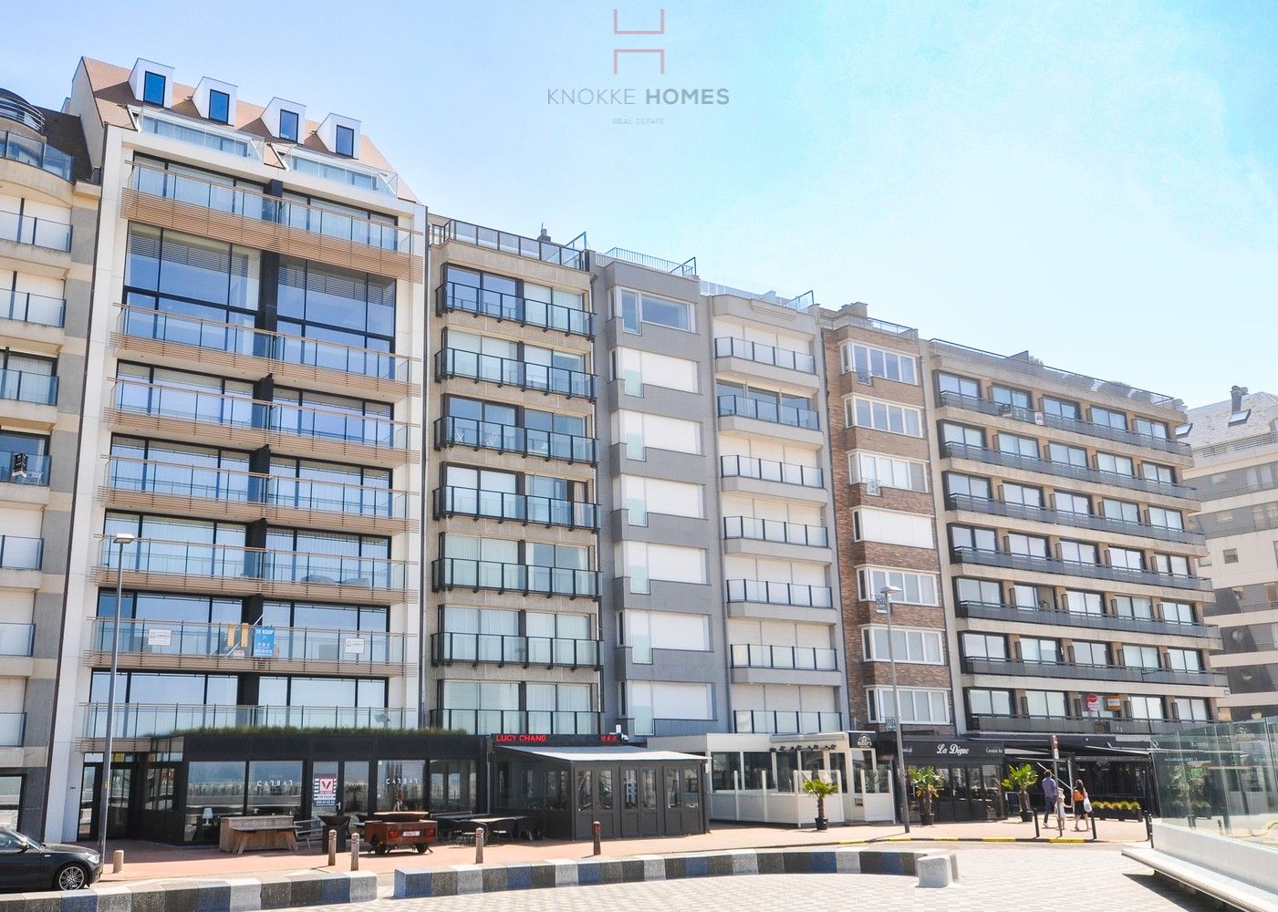 Stijlvol en luxueus ingericht appartement met een frontaal zeezicht en drie kamers, gelegen aan het Rubensplein foto {{pictureIndex}}