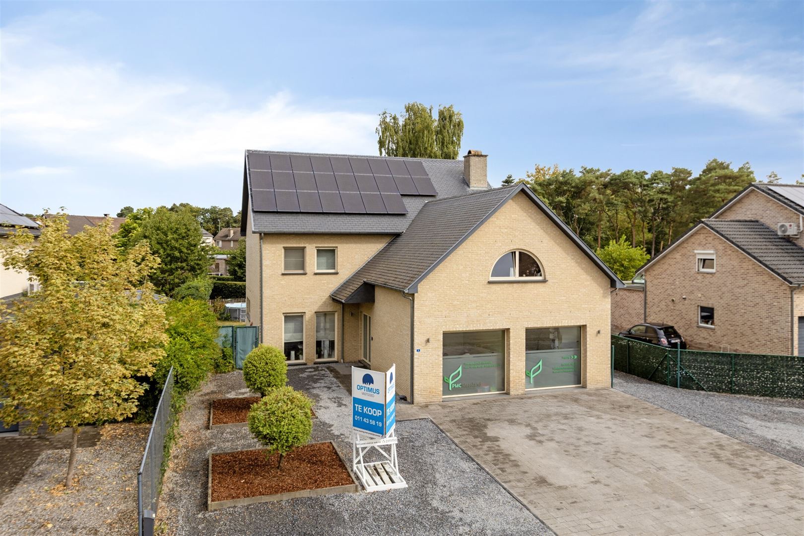 TE KOOP: Ruime woning met praktijkruimte in Maasmechelen! foto {{pictureIndex}}