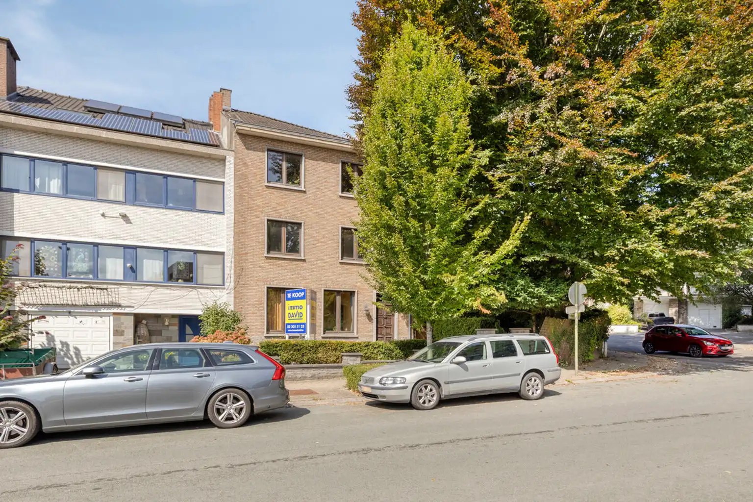 Zeer ruime woning met 4 slaapkamers en appartement in Zellik foto {{pictureIndex}}
