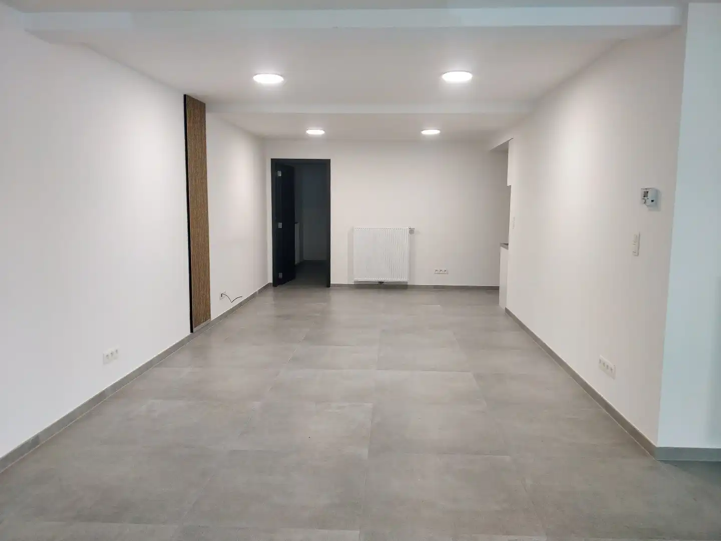 Handelspand met showroom en opslagruimte in het centrum van Lokeren. foto 2