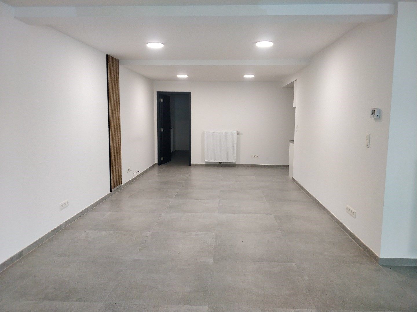 Handelspand met showroom en opslagruimte in het centrum van Lokeren. foto 2