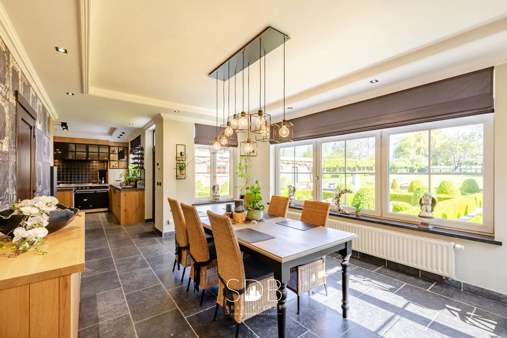 Prachtige stijlvolle woning met bijgebouwen, buitenpiste en graslanden  foto 17