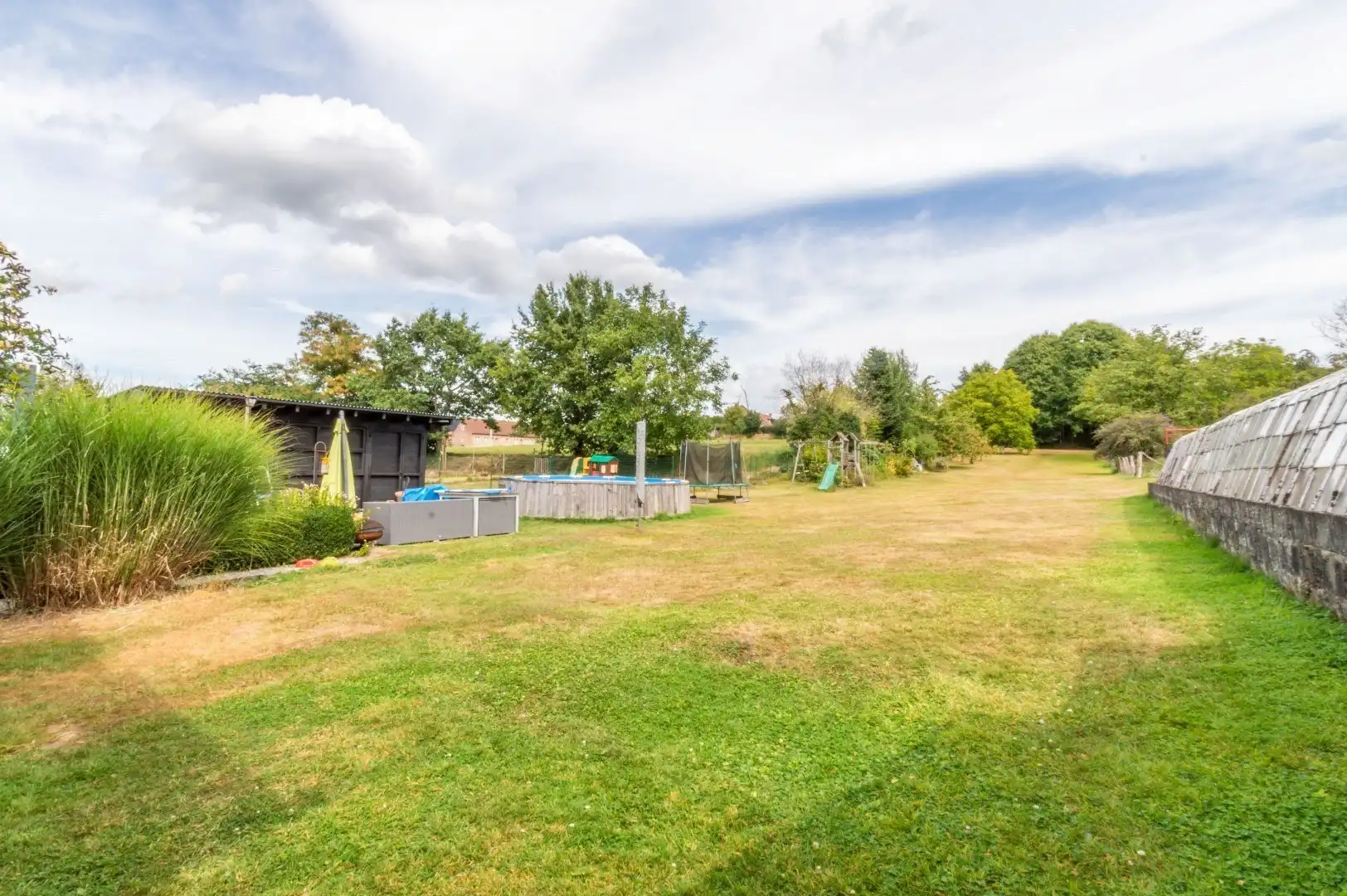 LICHTRIJKE, TE RENOVEREN 3-GEVEL WONING + GROTE TUIN! foto 5