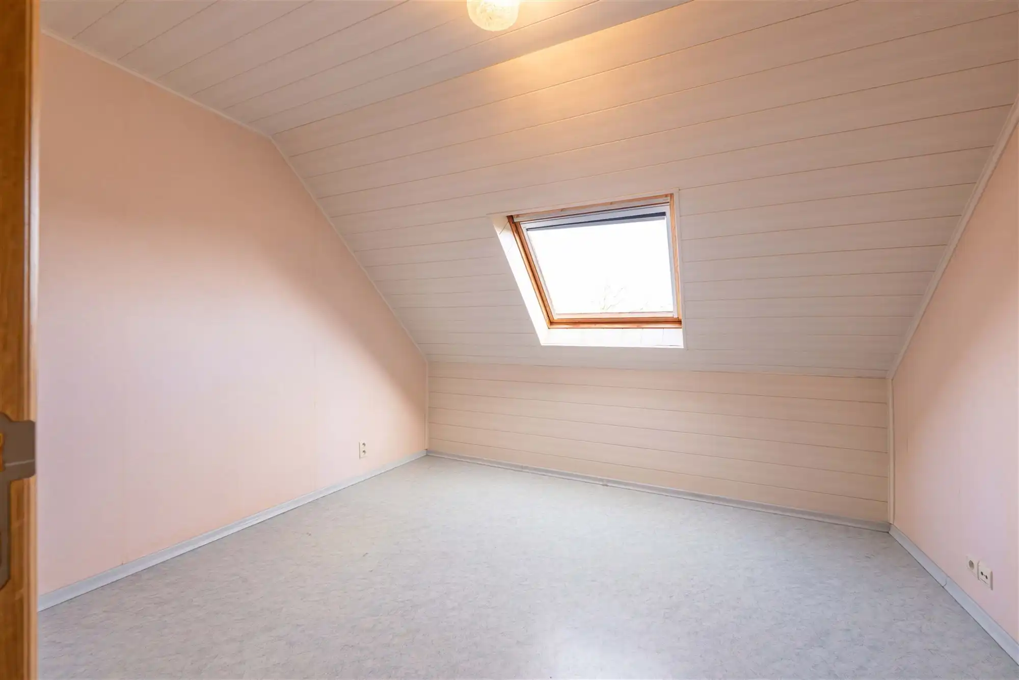 Kloeke halfopen woning met 2 garages en tuin foto 13