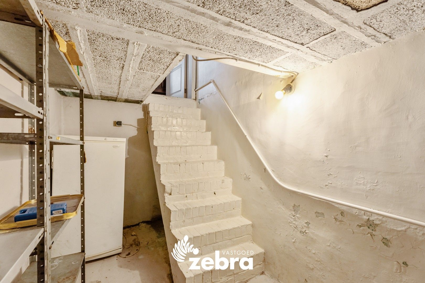Op te frissen woning met zuidwestgerichte tuin en uitweg op een centrale ligging te Tielt! foto 15