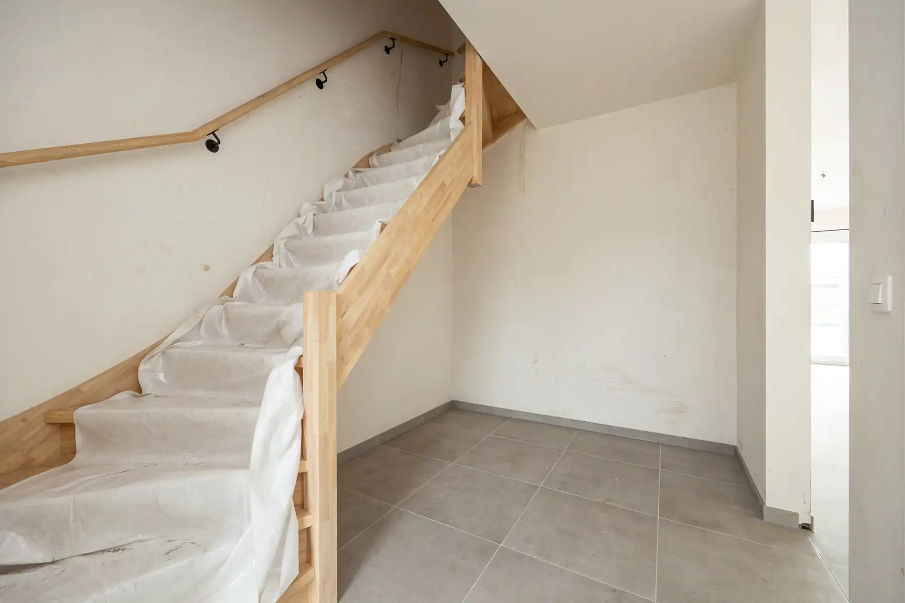 Woning met 4 slaapkamers en fietsenberging/carport op perceel van ca 327m² foto 3