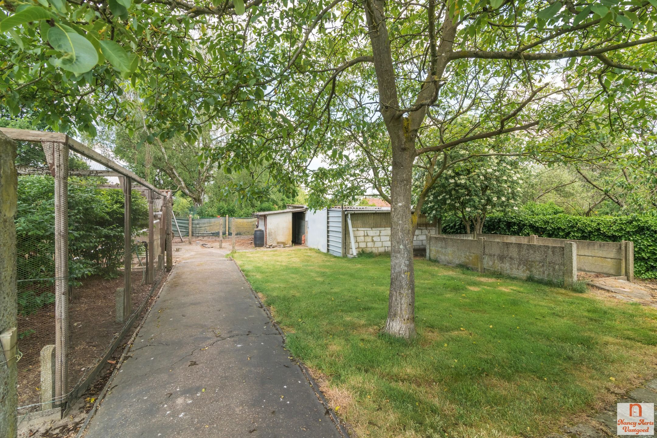 Vrijstaande, goed onderhouden woning op 20 are grond foto 37