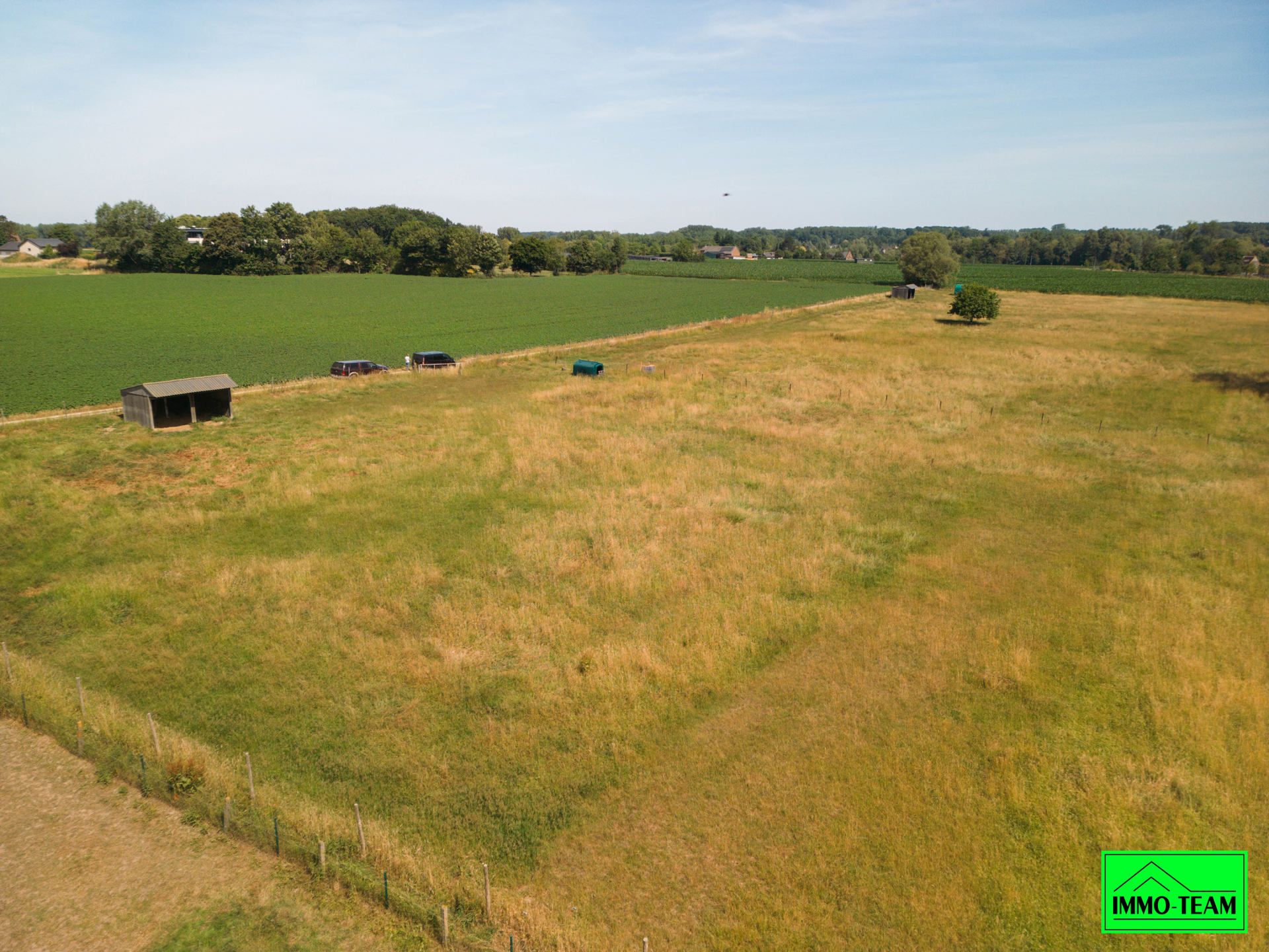 2,7ha Omheinde weide met schuilstallen, Ideaal voor paarden foto 2