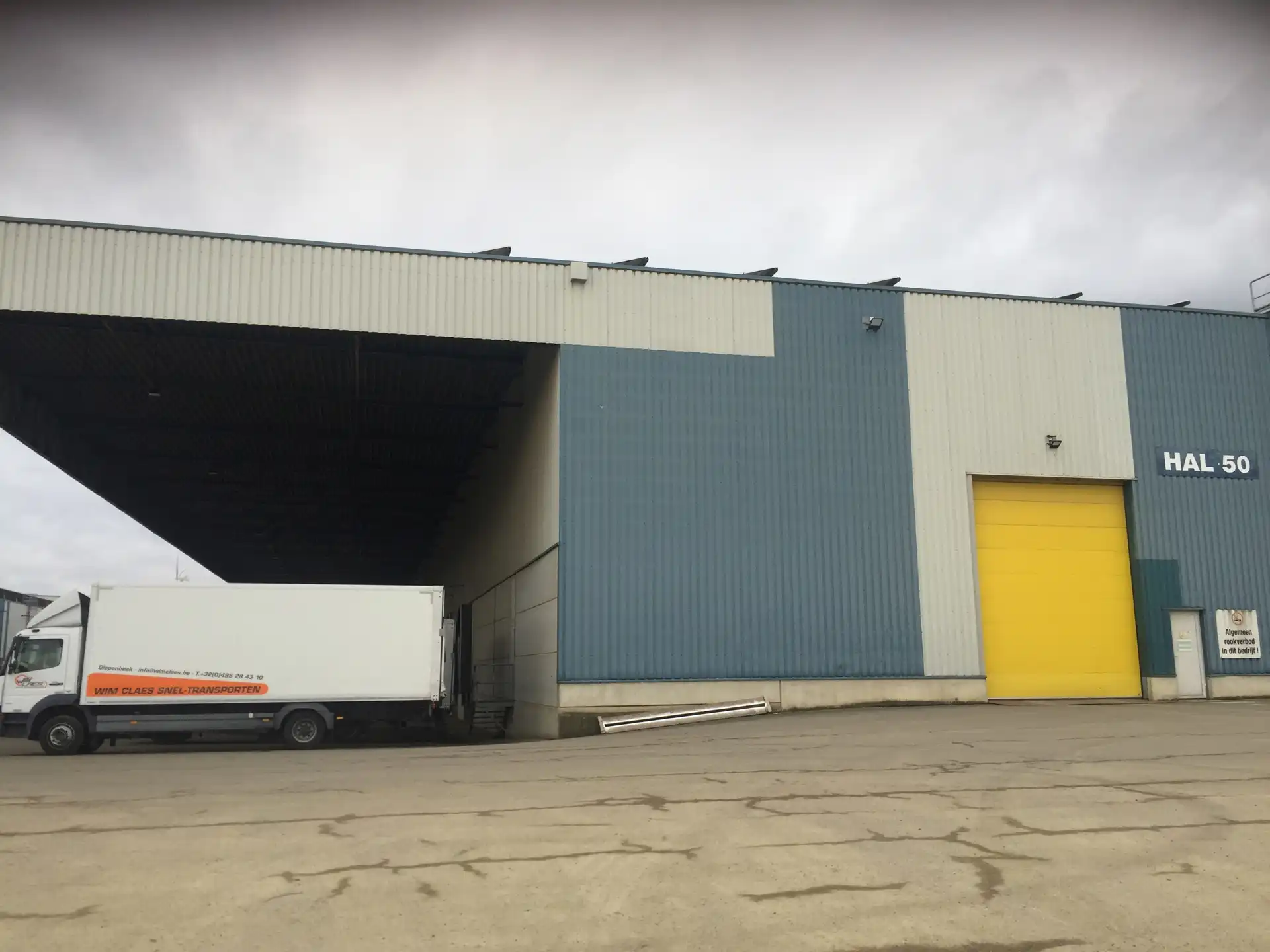 Te Huur Genk: Magazijn met kades en poort foto 7