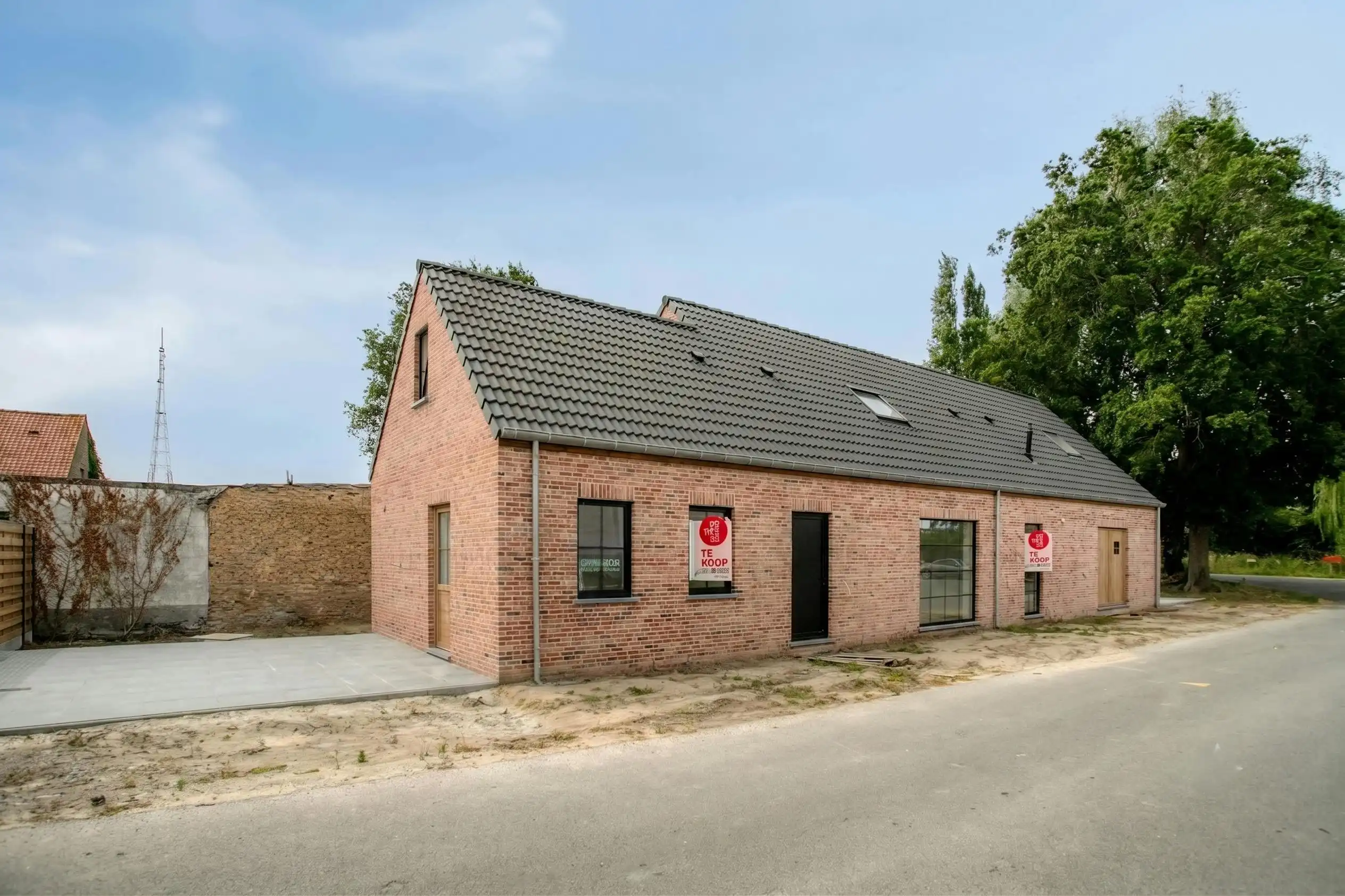 Halfopen nieuwbouwwoning te koop met 3 kamers, oprit en tuin foto 2