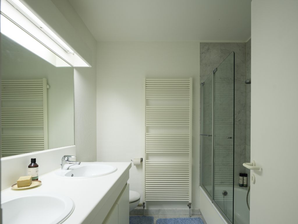 Licht op te frissen penthouse met 4 slaapkamers, meerdere zonneterrassen en een adembenemend uitzicht over de Leie en de Bijloke. Aankoop staanplaats. foto 15