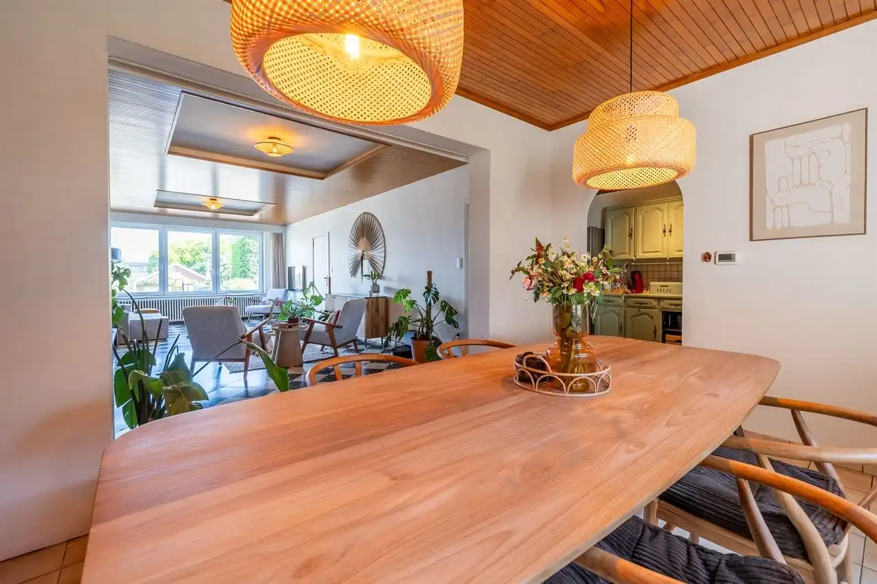 Ruime retrowoning met EPC C,  zuidtuin en achterliggende toegang. foto 8