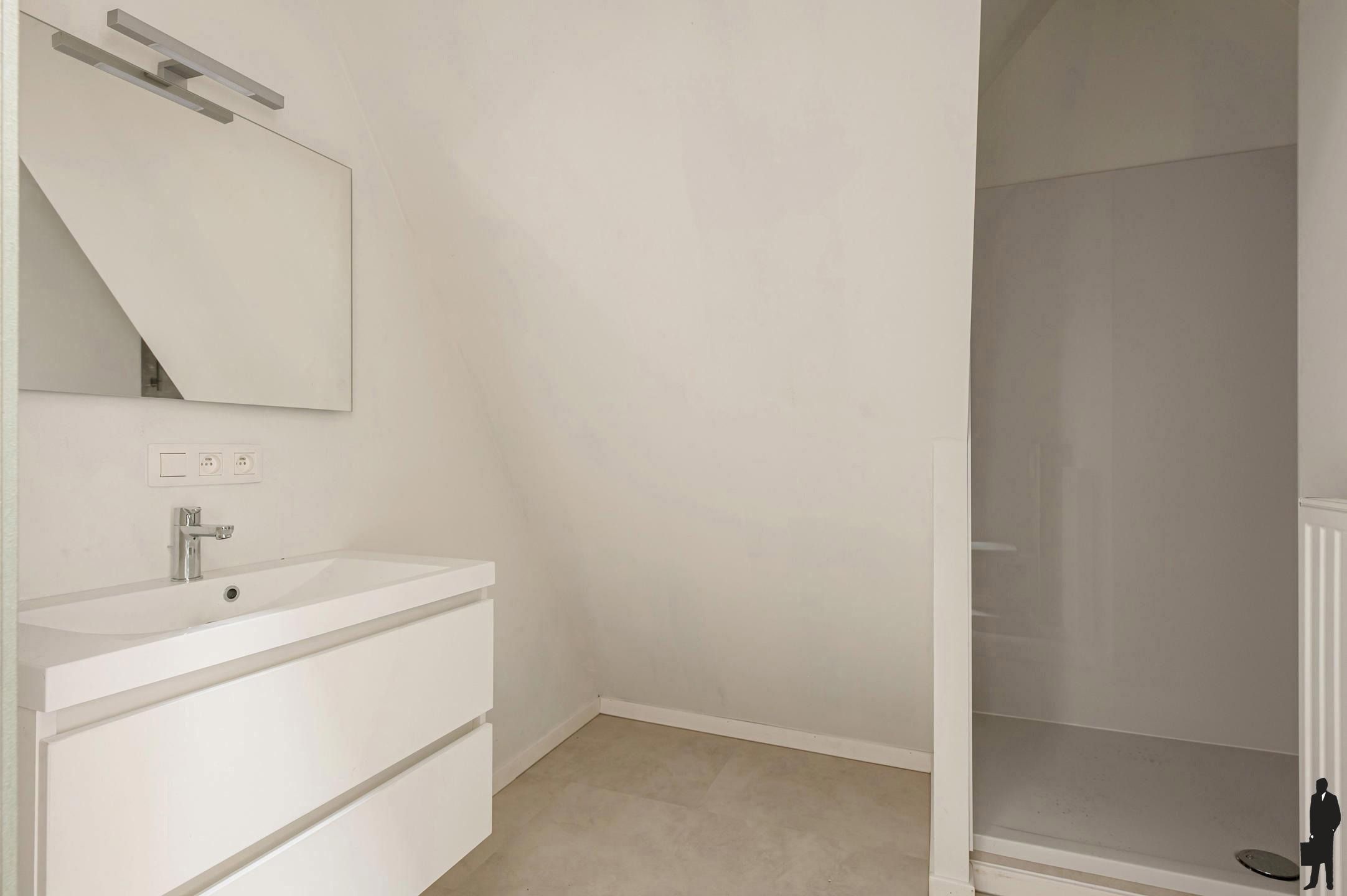 Charmante gerenoveerde duplex met 2 slaapkamers foto 10