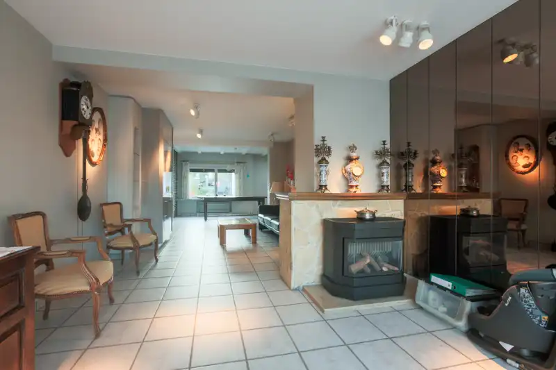 Centraal en toch rustig gelegen woning met tuin, garage en 3 slaapkamers (meer mogelijk); Energielabel D makkelijk haalbaar! foto 2