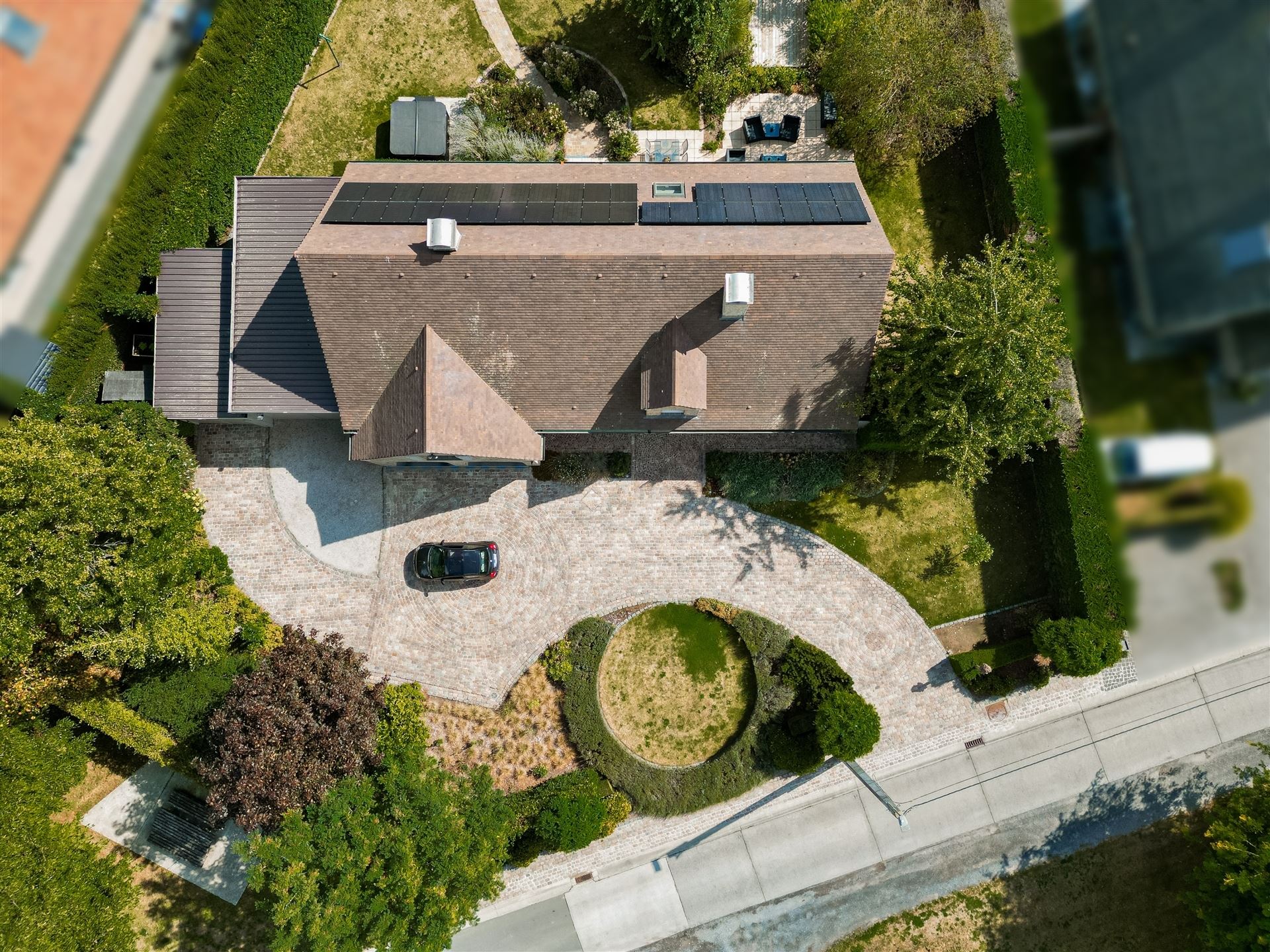 Exclusieve villa met tuin & zonneterras, omgeven door groen foto 2