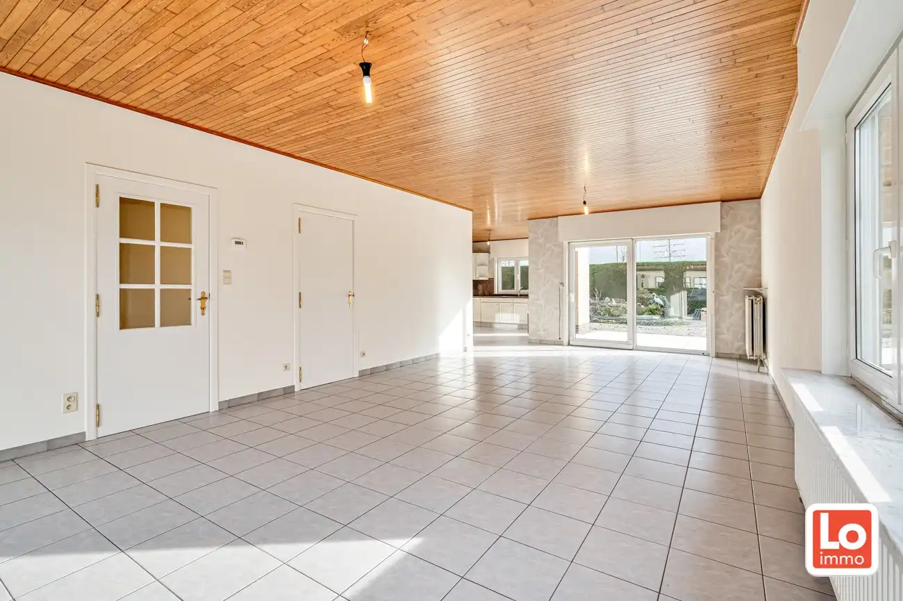 VERKOCHT! Instapklare gelijkvloerse woning met inpandige garage op een heel rustige locatie in Lochristi! foto 5