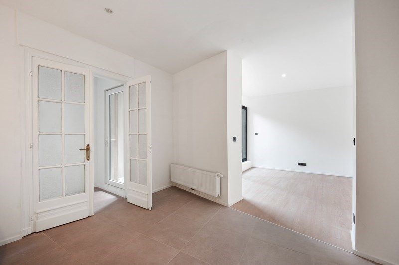 Gerenoveerde woning met mogelijks 4 kamers en terras foto {{pictureIndex}}