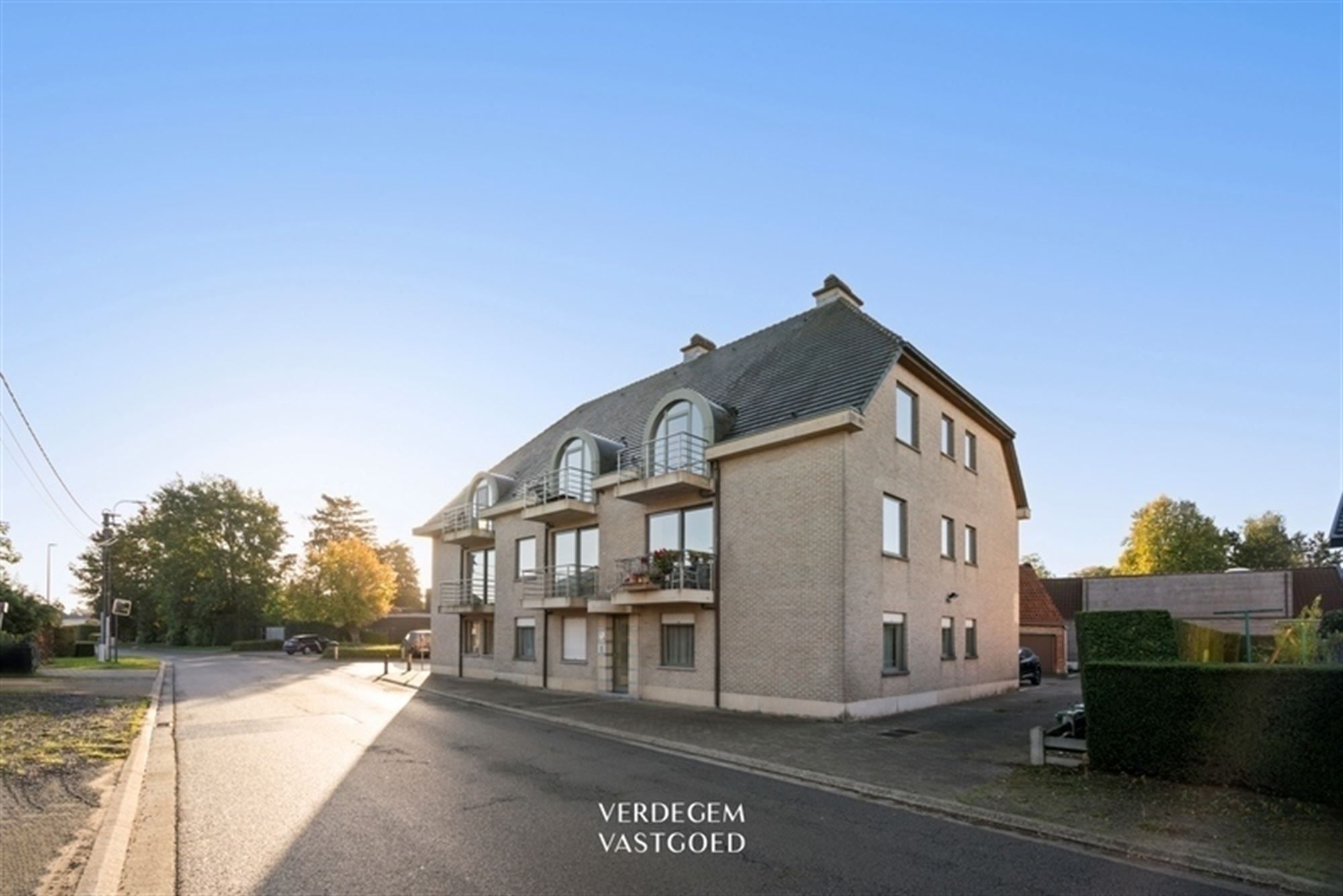 Gezellig appartement met 2 slaapkamers, terras en autostaanplaats foto {{pictureIndex}}