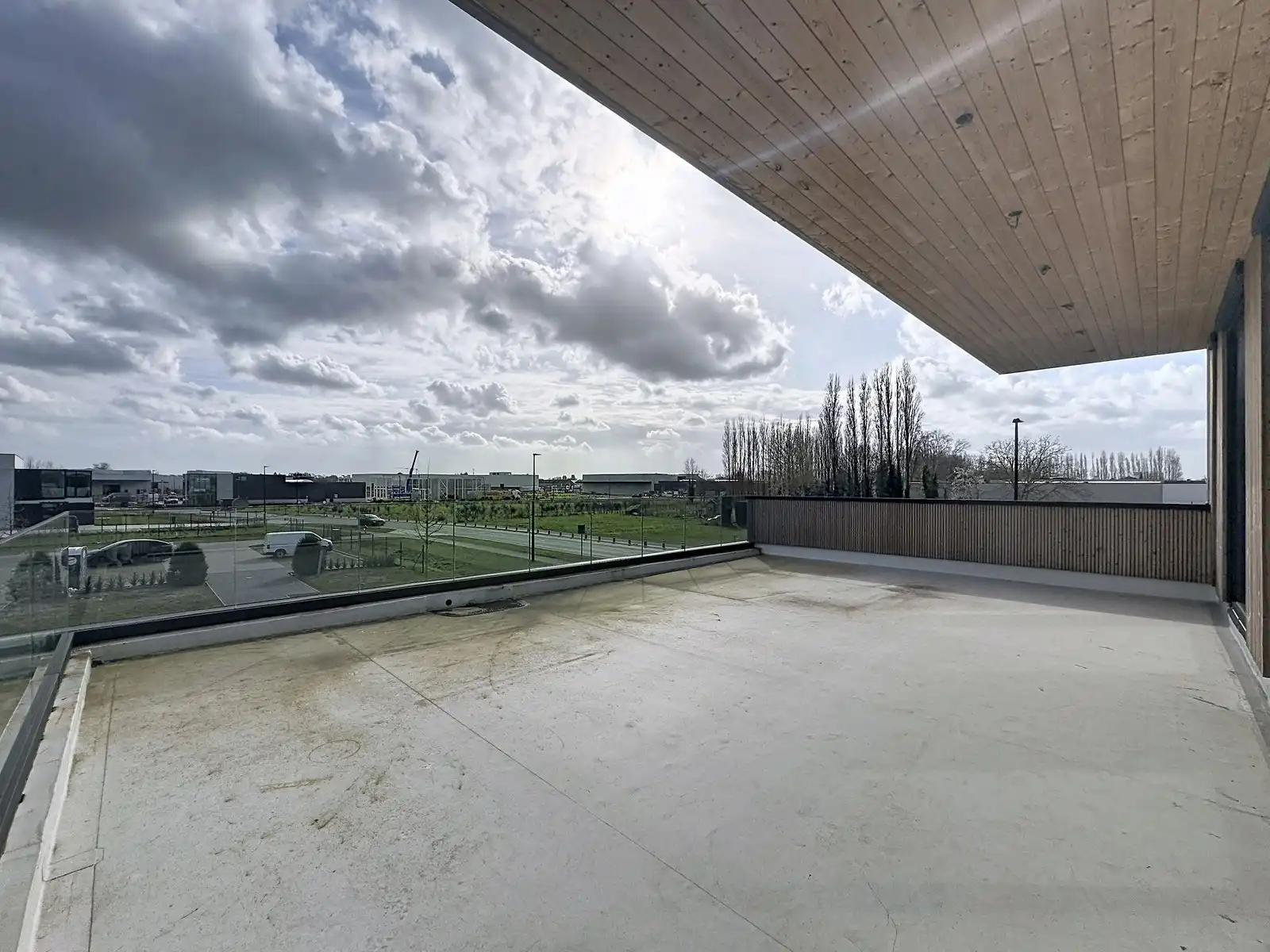 Op hoek-en zichtlocatie te Maldegem: Casco-KANTOORRUIMTE (285m²) met zonne-TERRAS (50m²) TE HUUR op eerste verdieping (lift aanwezig)! foto 14