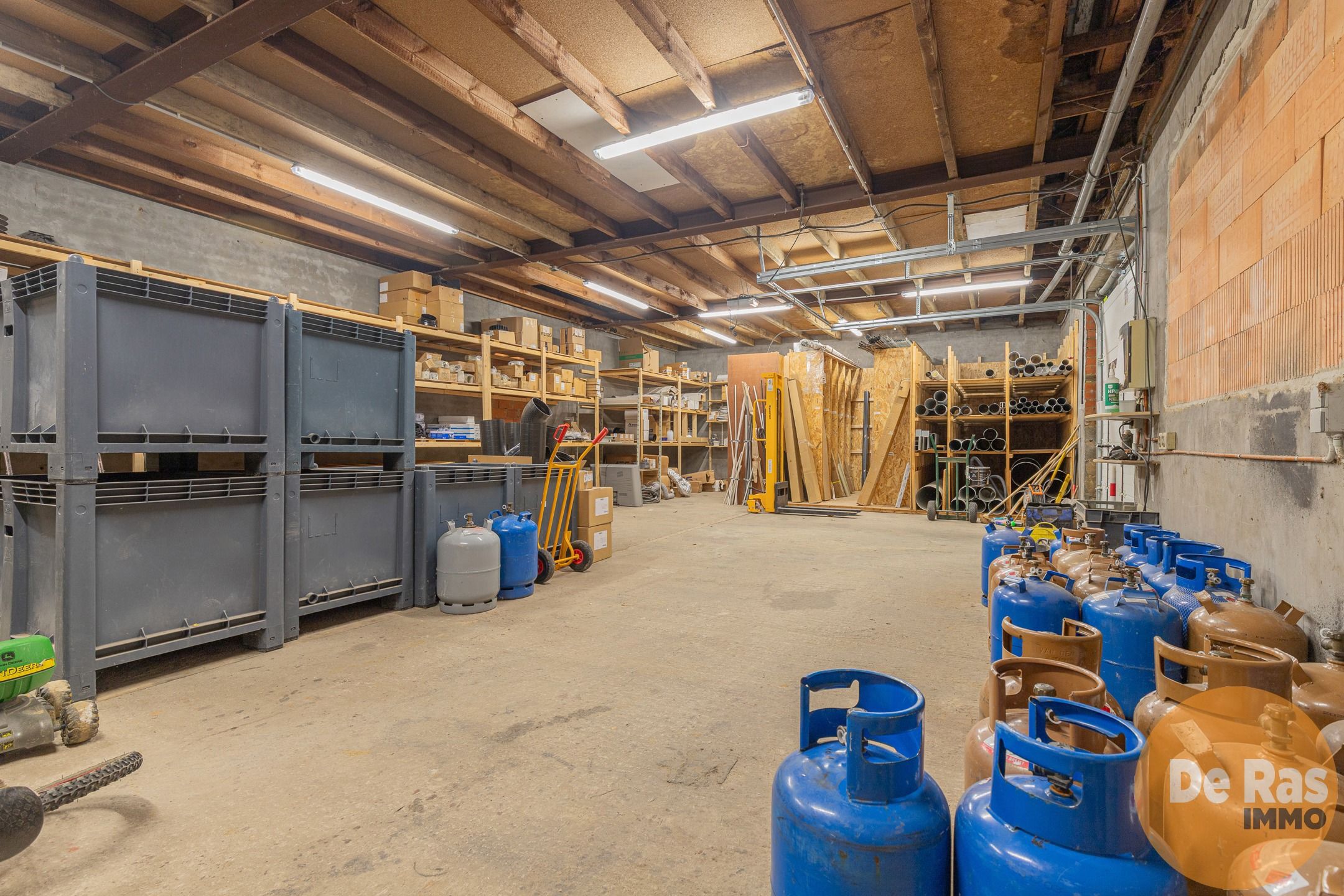 NIEUWERKERKEN - Recent gebouw met magazijn foto 24