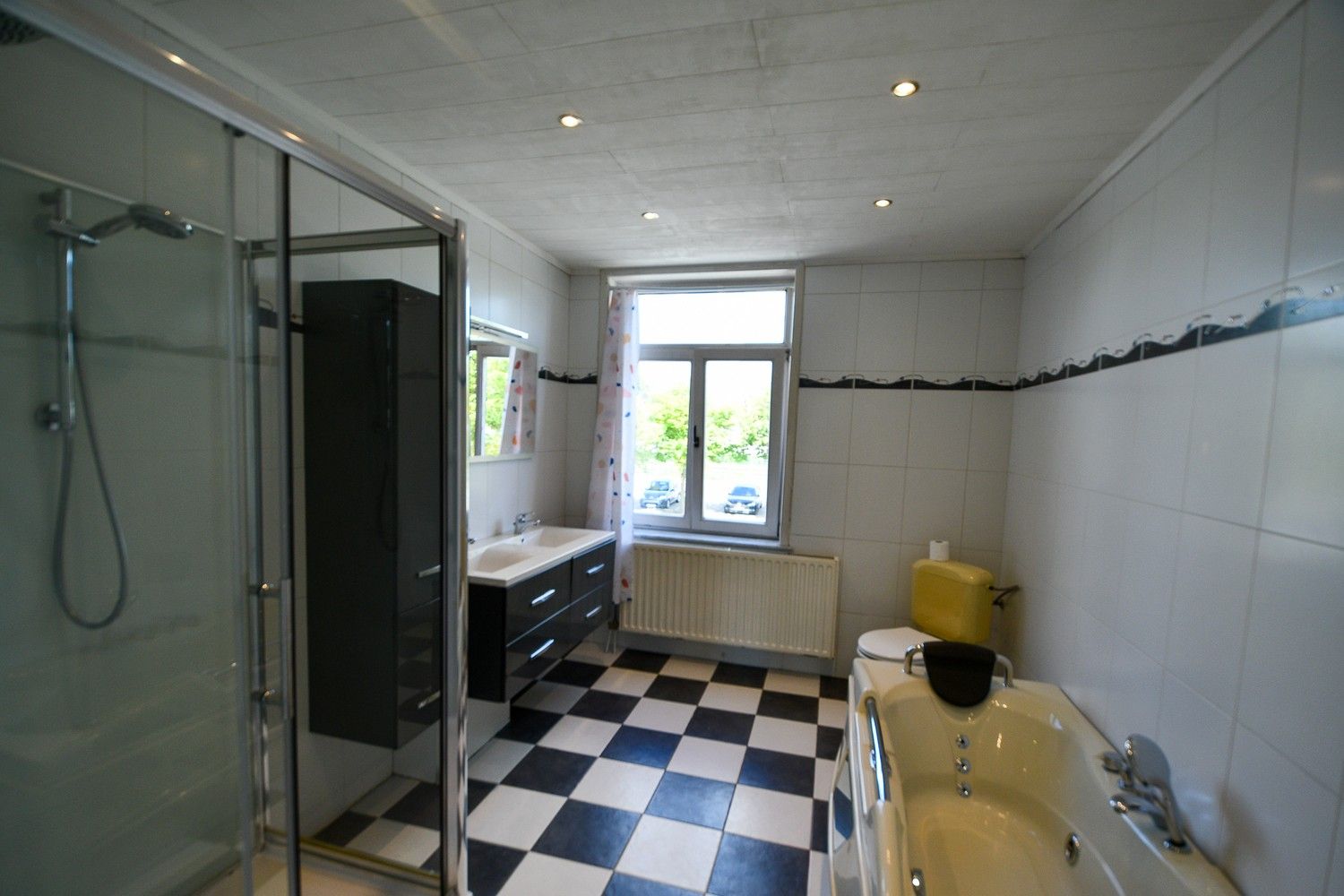 Ruime woning met 4 slaapkamers en grote tuin foto 6