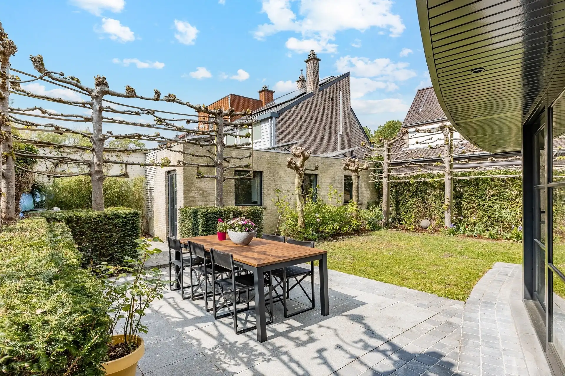 Instapklare en ruime gezinswoning met 5 slaapkamers, zonnige tuin en extra praktijk-/kantoorruimte op topligging te Aalst  foto 29