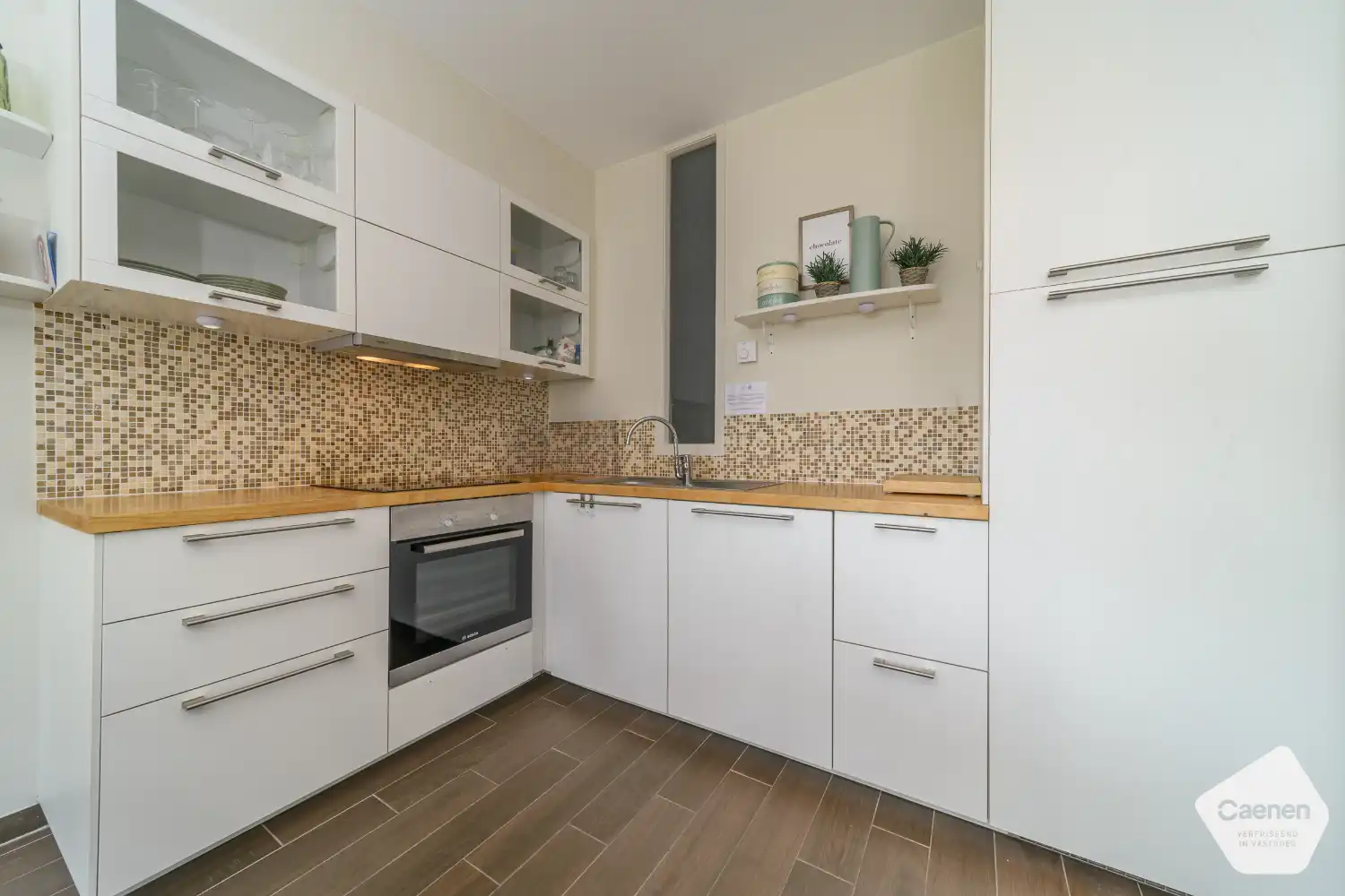 Prachtig gerenoveerde studio met slaapkamer en zijdelings zeezicht foto 4