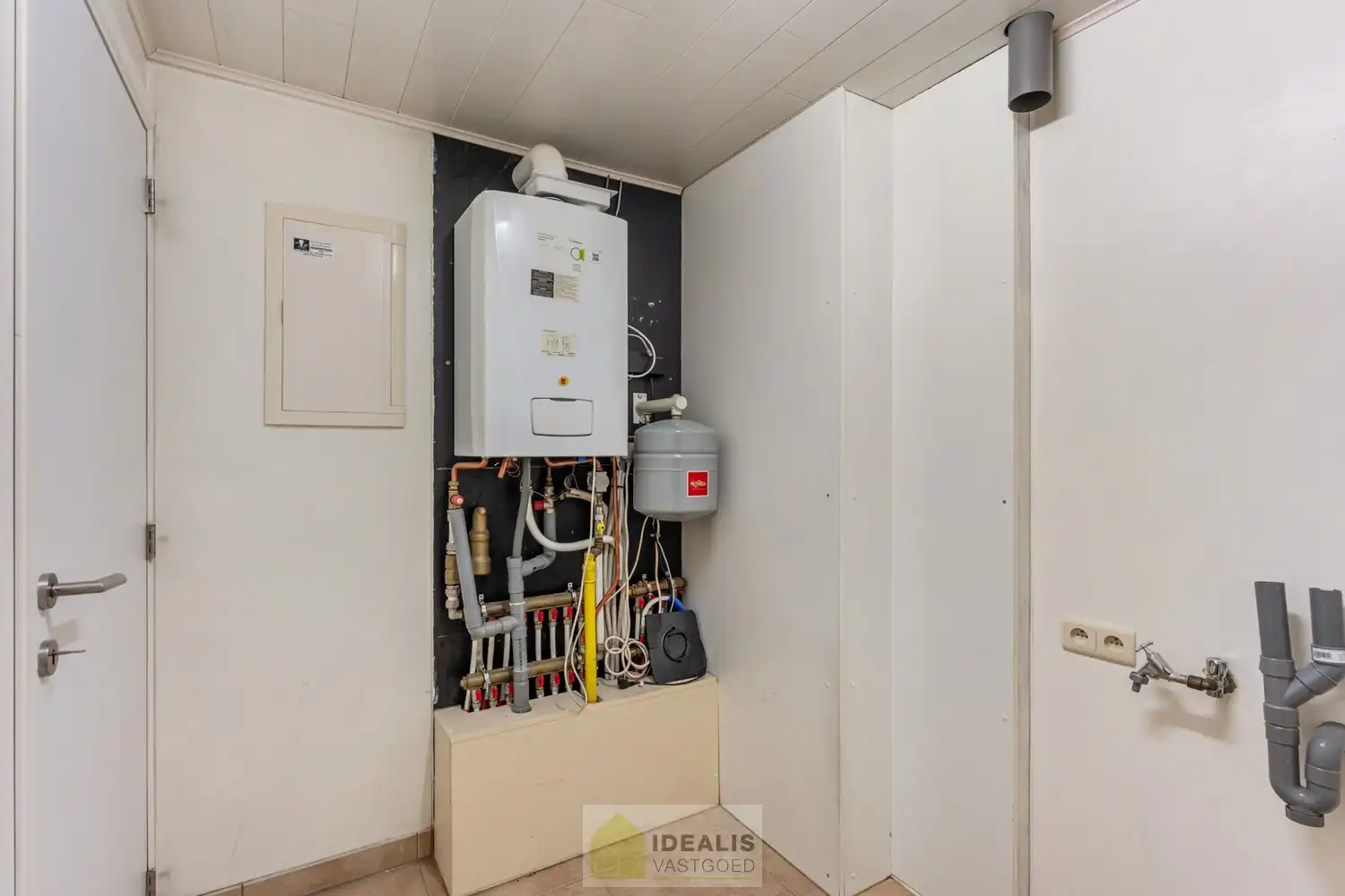 IDEALIS VASTGOED – INSTAPKLAAR DUPLEX APPARTEMENT GELEGEN OP UITERST CENTRALE LOCATIE TE HECHTEL-EKSEL foto 18