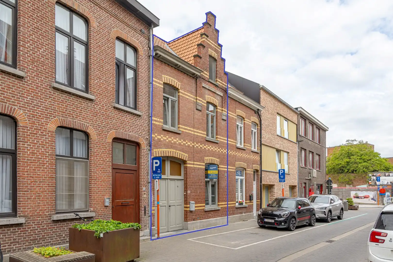 Instapklare karaktervolle woning met 4 slaapkamers en stadstuin in Roeselare foto {{pictureIndex}}