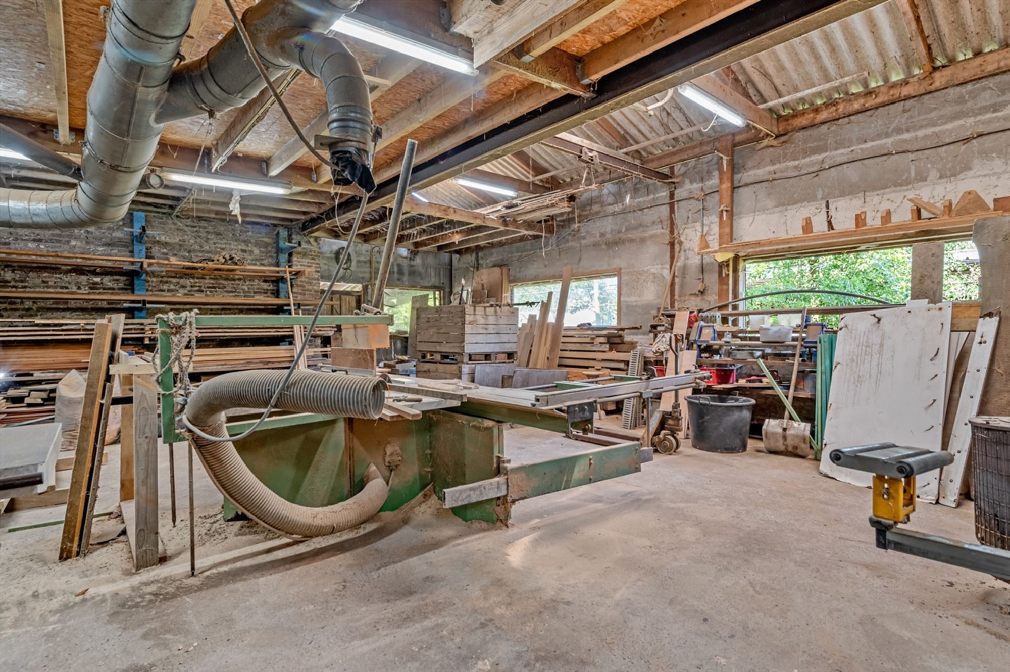 Hoeve met ruime schrijnwerkerij en accomodatie voor paarden foto 24