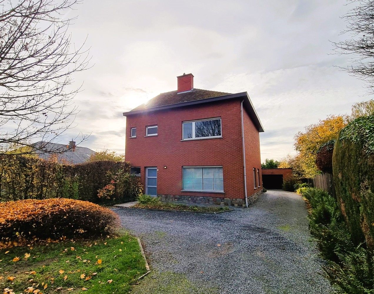 Hoofdfoto van de publicatie: Instapklare gezinswoning, 3 slks, nieuwe keuken en badkamer met zuidgerichte tuin en garage op 607 m²