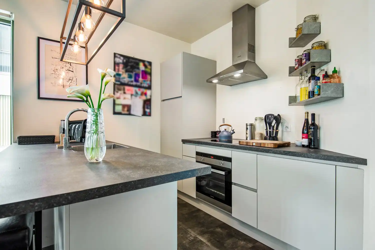 Instapklaar gelijkvloers BEN appartement met ruim terras op toplocatie aan het water in Boom! foto 4
