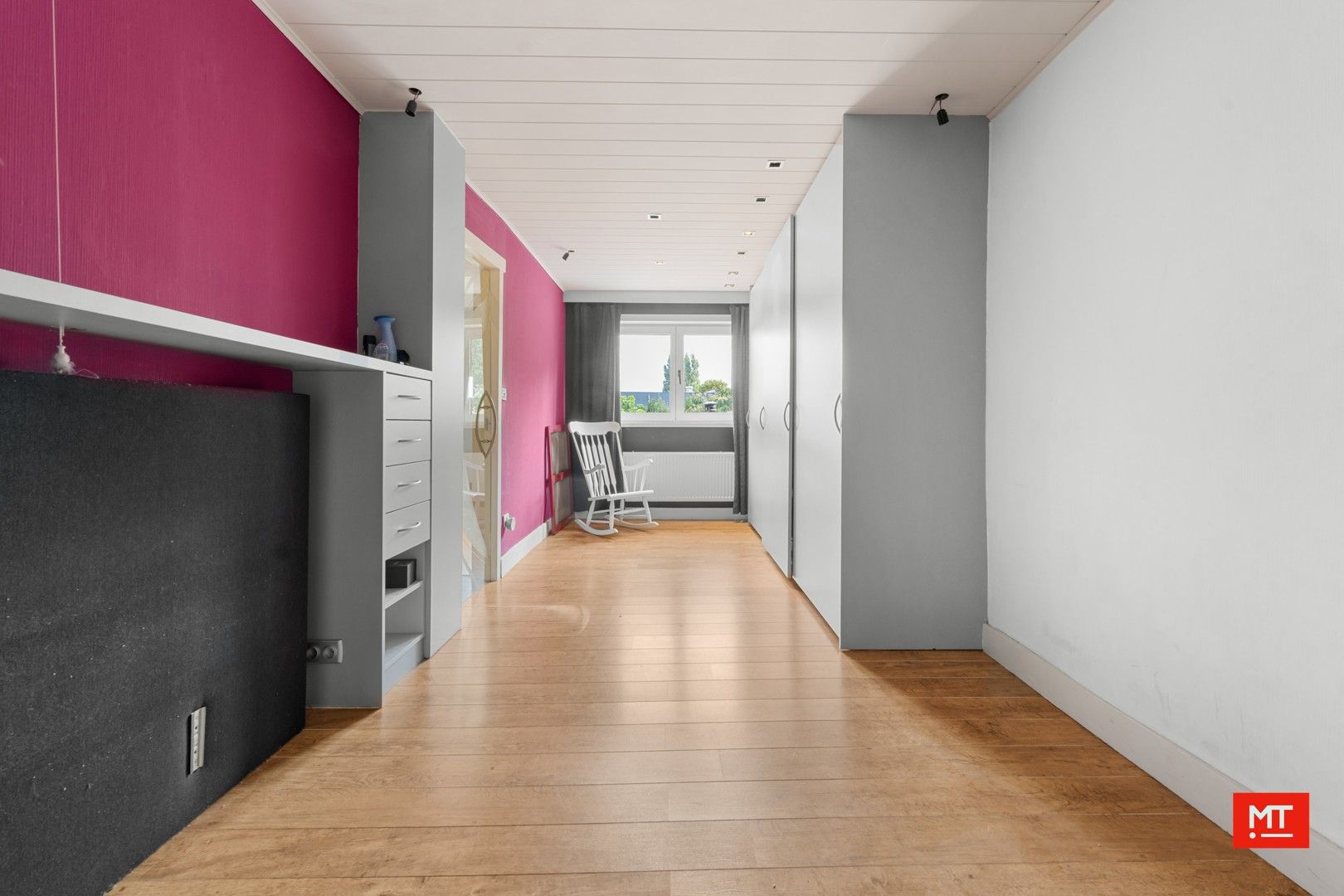 Bijzonder ruime woning met opslagruimte, dubbele garage en uitweg in centrum Langemark foto 8