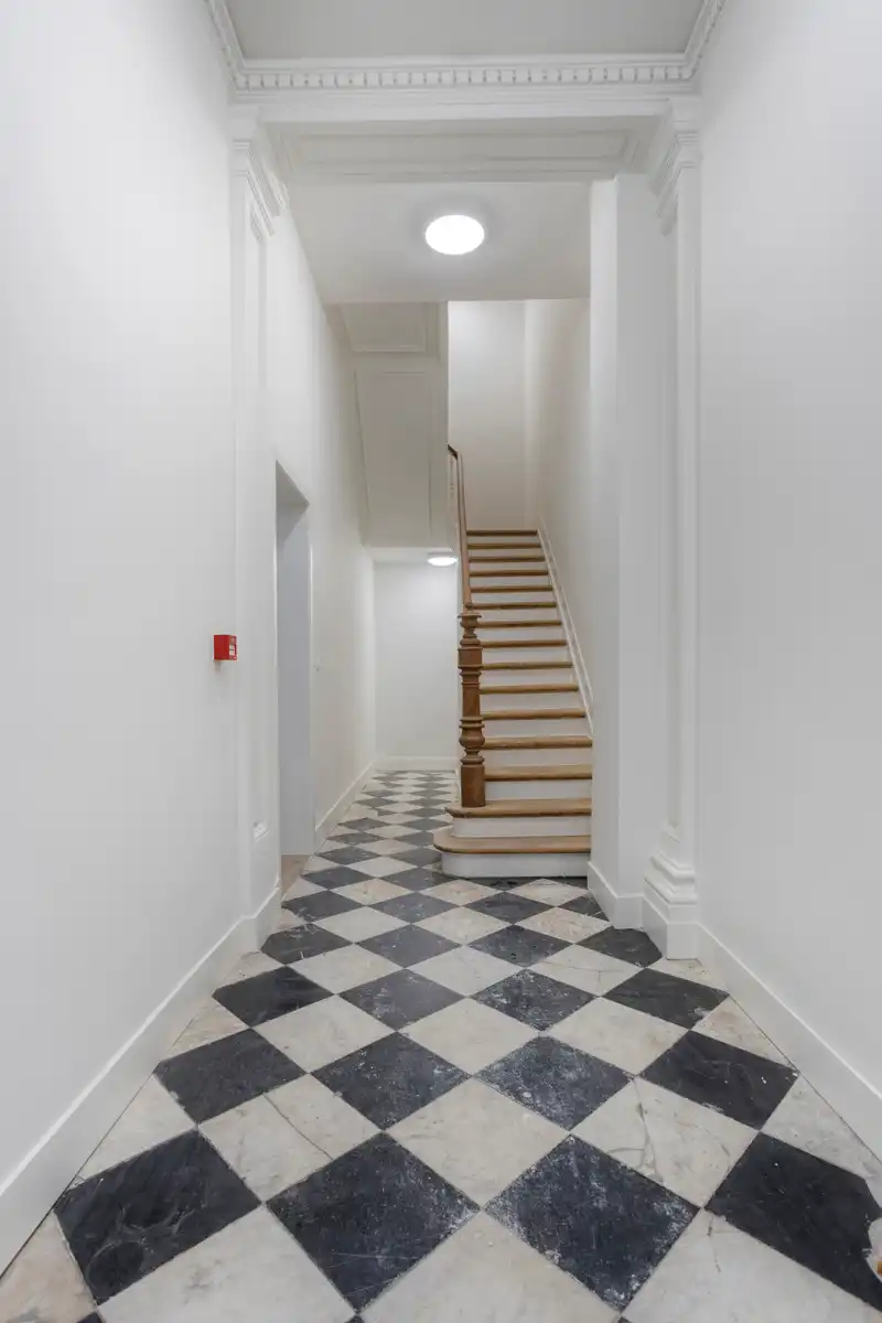 Prachtig gerenoveerd 2-slaapkamerappartement met tuin foto 23