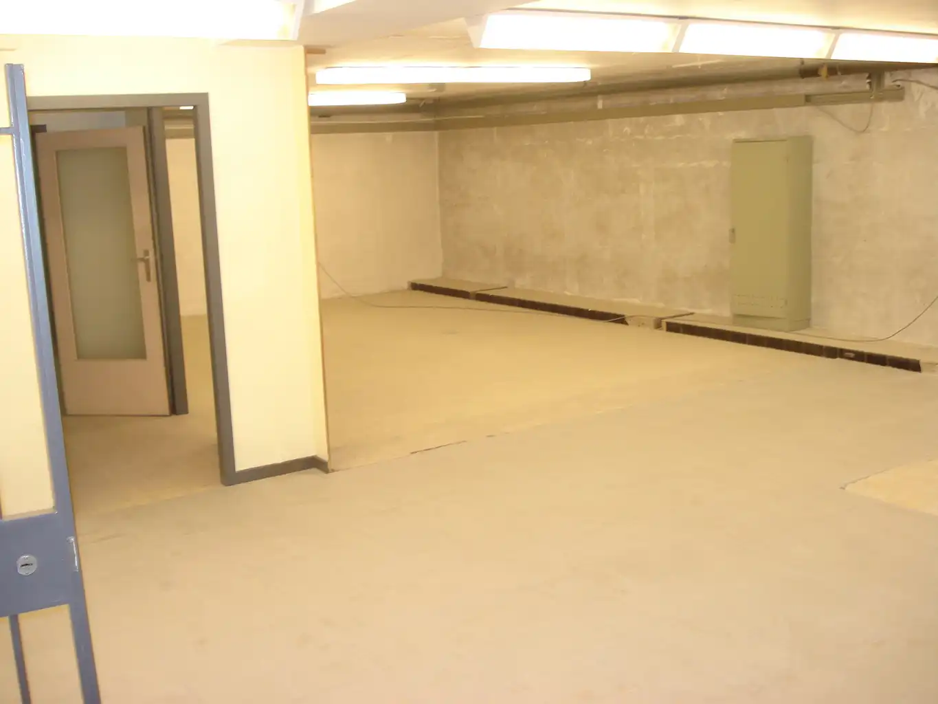 Handelsgelijkvloers met polyvalente ruimte, burelen & opslag foto 12